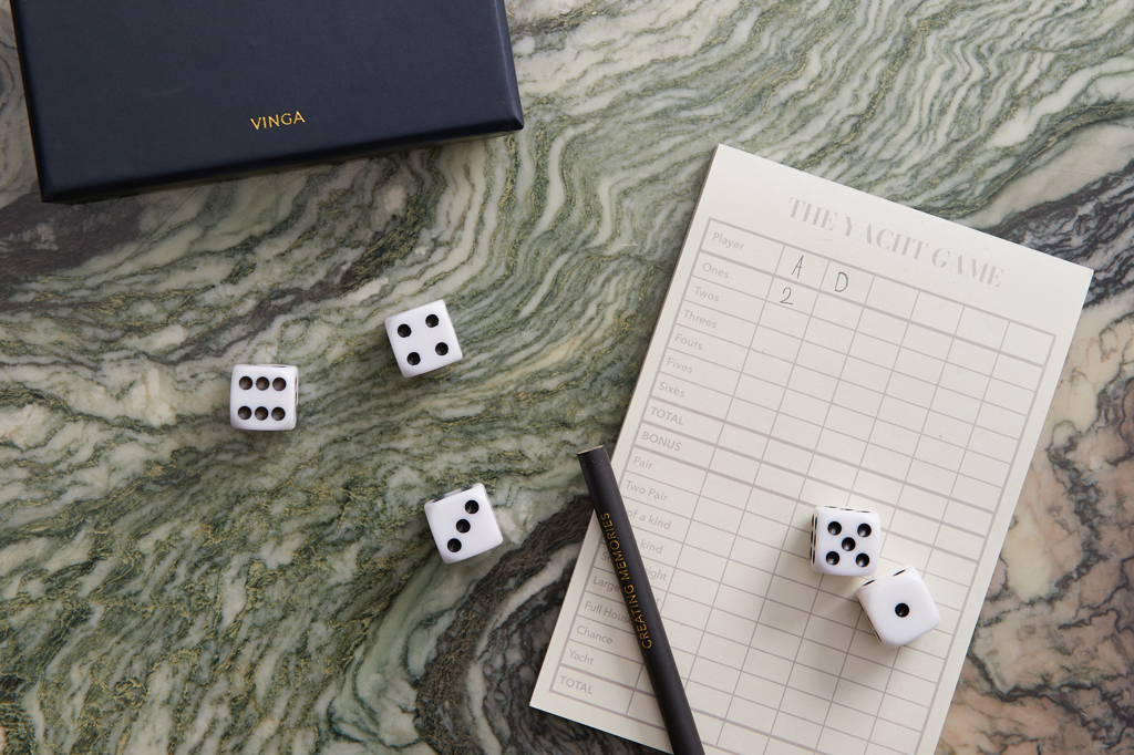 Stift, würfel, würfelschaal?, dice, spieleelement, notizblatt, würfel, spielwürfel, dices, spieltisch, notizblatt, würfel, würfelset, spiee, dice, papierkram, Würfel, Würfelsatz, Würfelspiel, Spielzubehör, Notizblatt