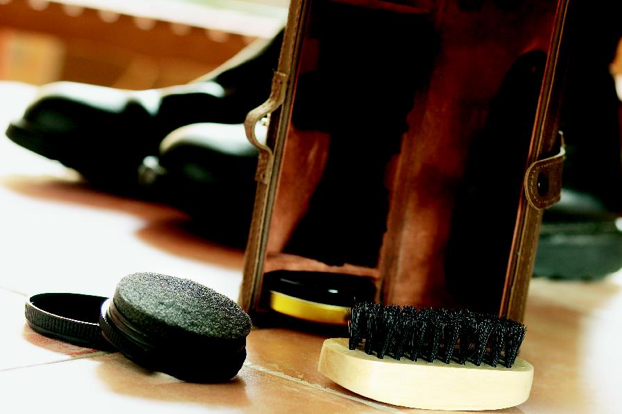 Schuhzubehör, Schuhpflege, Schuhbürste, Objektivkissen, Reisebraun, Schuhzubehör, Schuhpflegemittel, Schuhputzset, Bürstenkopf, Schaumstoff-Deckel, Schuhzubehör, Schaft, Schuhputzset, Bürste, Schuhpflegeset
