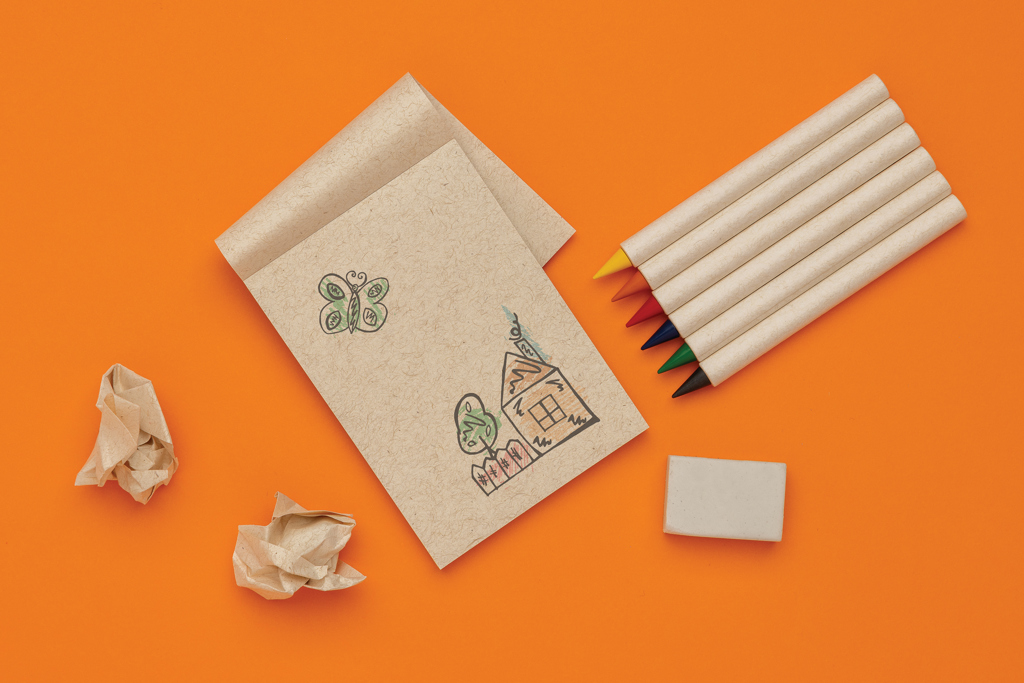 Notizblock, Notizbuch, Bleistifte, Papier, Karton, Notizbuch, Papier, Buntstifte, Radiergummi,  zerknittertes Papier, notizbuch, bleistifte, buntstifte, radiergummi, bastelpapier, Notizbuch, Buntstifte, Kreidenstifte, Radiergummi, Knautschpapier