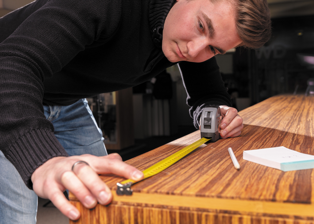 Holz, Hartholz, Sperrholz, Innenarchitektur, Finger, Tischmaß, Maßband, Tape, Messer, Zange, Tisch, Maßband, Tischkante, Arbeitsplatz, Messwerkzeug, Maßband, Handwerk, Werkzeug, Messband, Tisch, Maßband, Messband, Holztisch, Mann misst, Werkzeuge