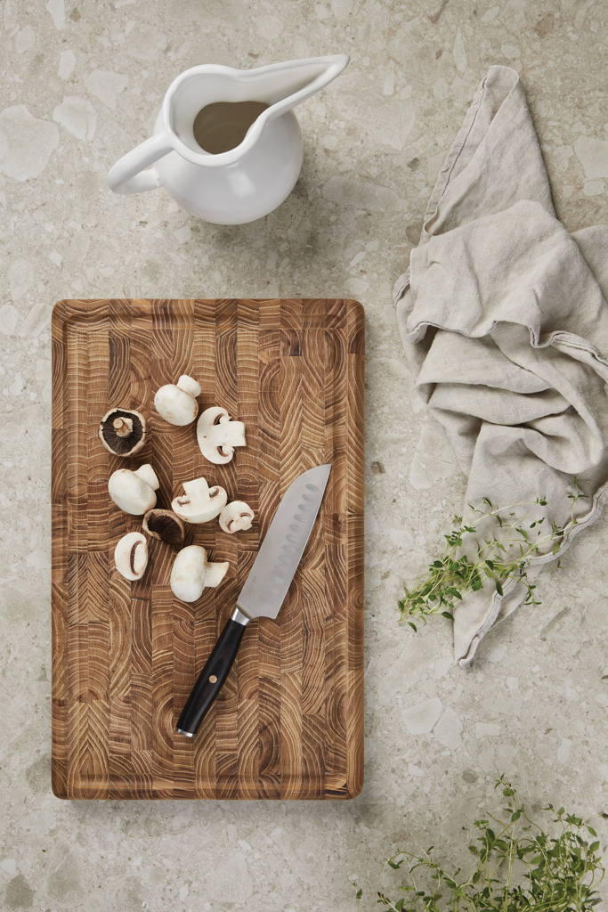 Holzbrett, Messer, Schnittchen, Pilze, Küche, Champignons, Schneidebrett, Kochmesser, Sahne-/ Milchkännchen, Kräuter, Holz-Schneidebrett, Champignons, Kochmesser, Schaumkännchen, Leinen Tuch