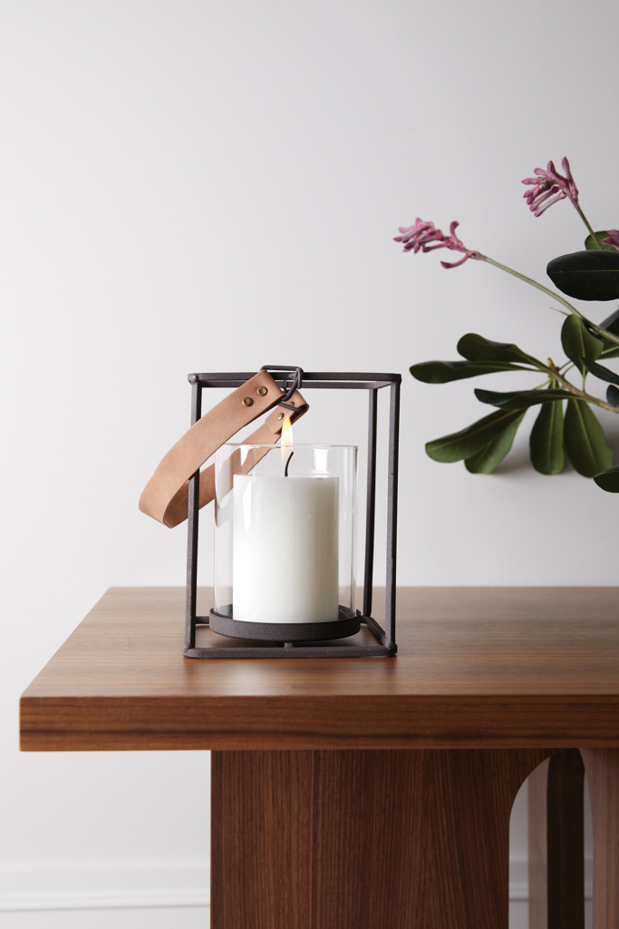 Pflanze, Mobiliar, Tabelle, Tischplatte, Blume, Kerze, Kerzen, Laterne aus Metall, Laterne, Holztisch, Kunstlicht, Tischdeko, Vase, Kerzenhalter, Kerze, Kerze, Votivkerze, Glasbehälter, Metallrahmen, Holztablett