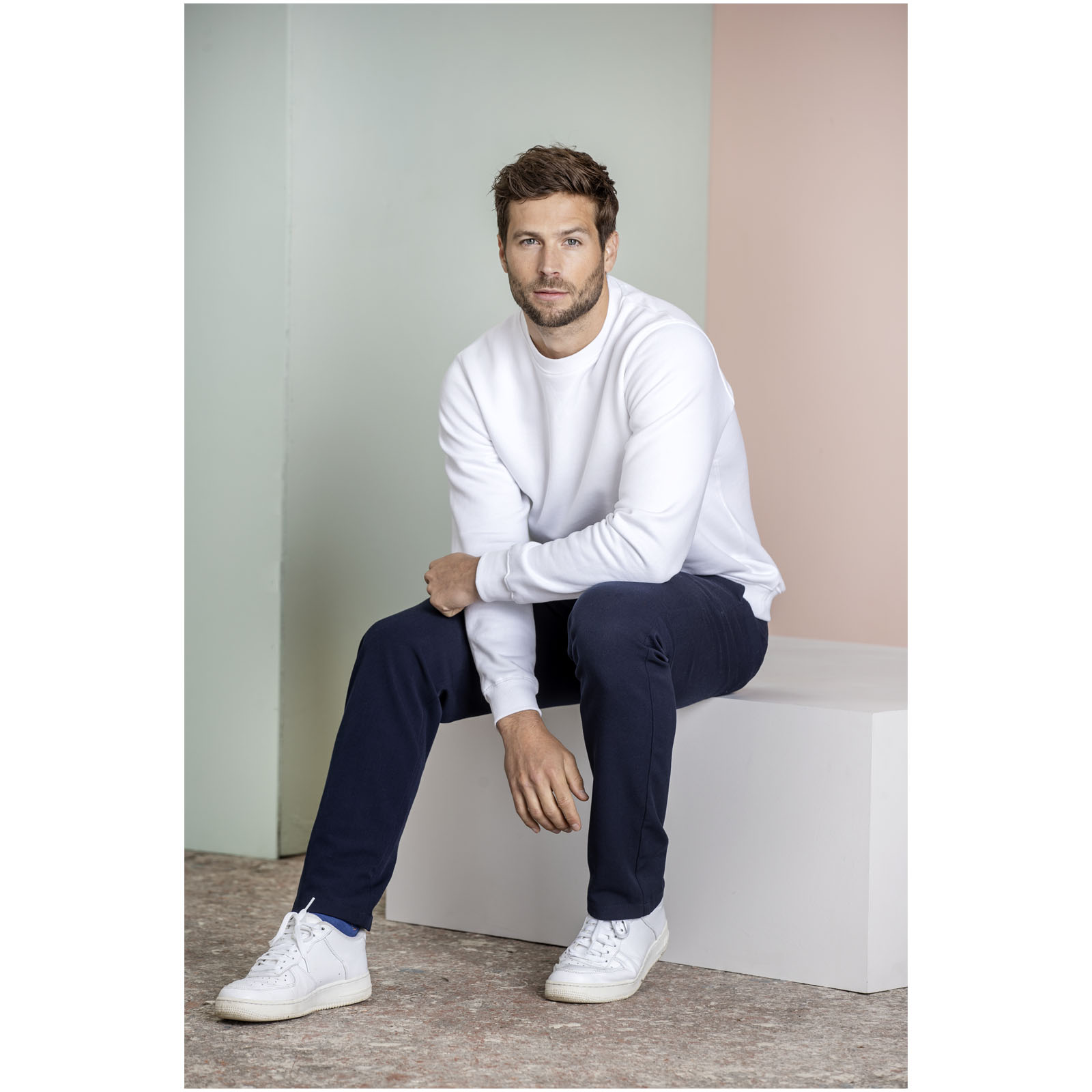 Crewneck, Weiß, Hoodie?, Navy Hose, Weiße Sneaker