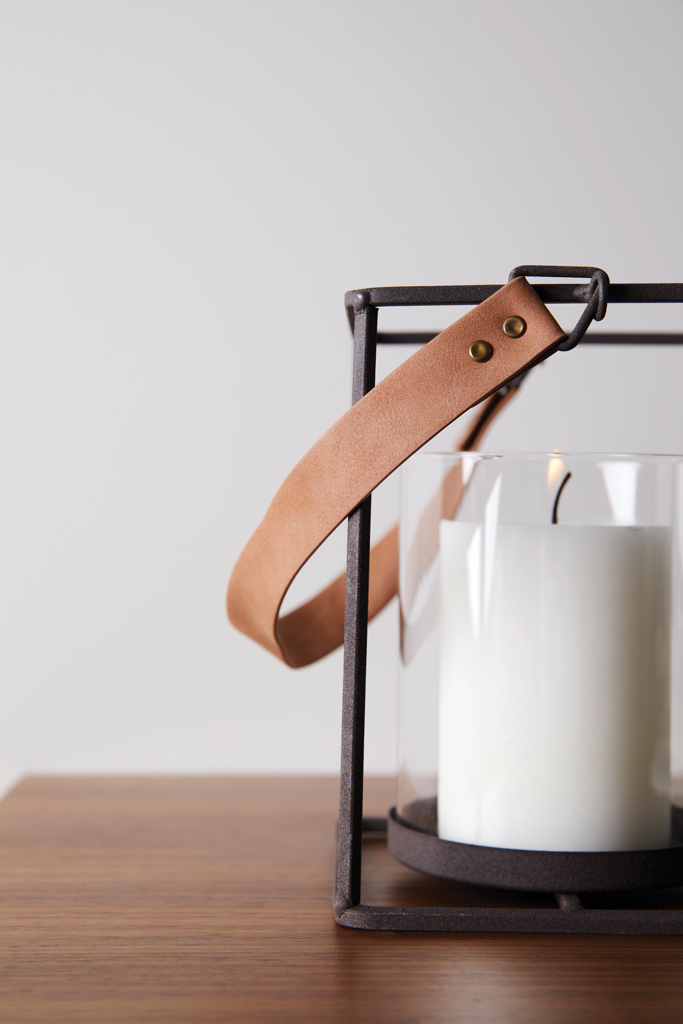 Zubehor, Riemen, Laterne, Kerze, Lederband, Metallrahmen, Holztisch, kerzenhalter, eisen, leder, mondschein, liebevolle deko, Laterne, Kerze, Kerzenhalter, Lederband, Metallrahmen, kerze, laterne, halter, lederband, deko