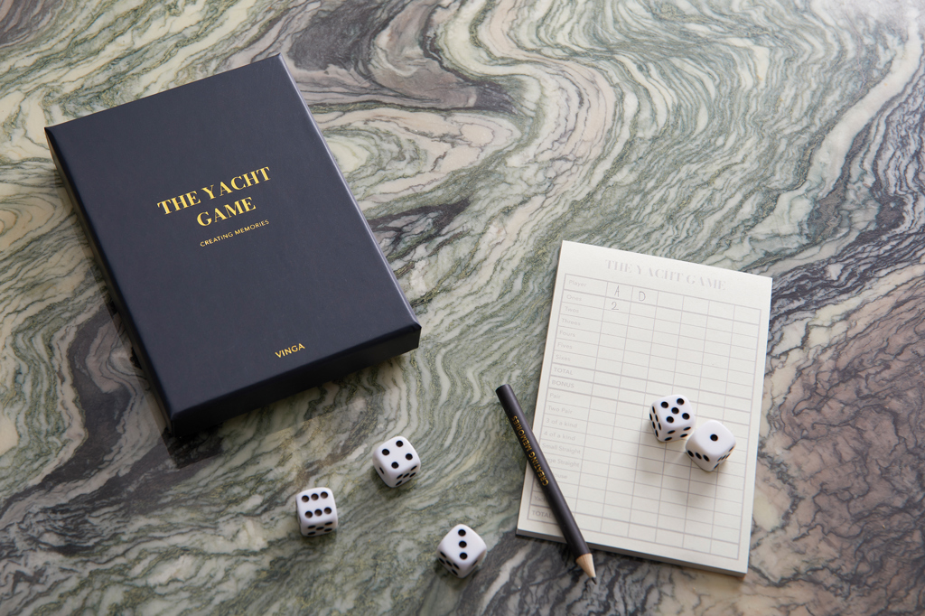 Buch, Veröffentlichung, Stift, Brettspiel, Würfel, Notizblock, Spiel-Notenblatt, Bleistift, Yachtspiel-Box, Würfel, Notizbuch, Bleistift, Marmorboden,  Brettspiel, Würfel, Notizbuch, Bleistift, Spielebox