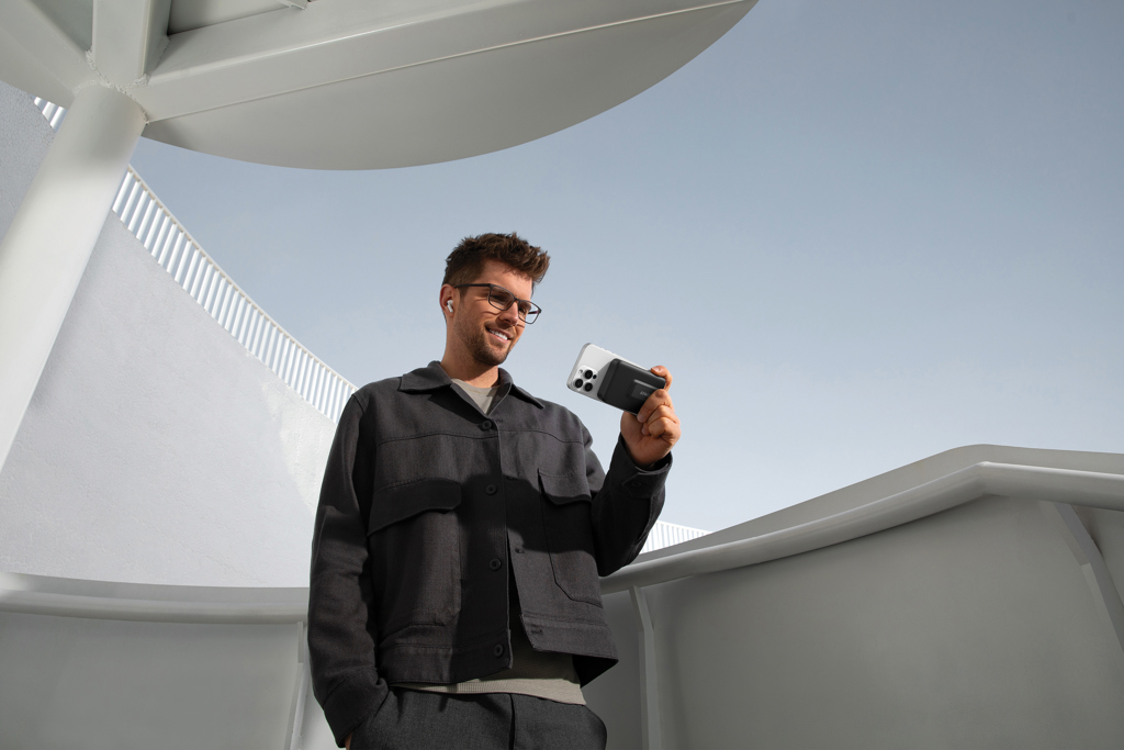 Gadget, Smartphone, In-Ear-Kopfhörer, schwarze Jacke, Mann, smartphone, handheld device, black jacket, sunglasses, earbuds, man, Smartphone, AirPods, Sunglasses, casual-jacket