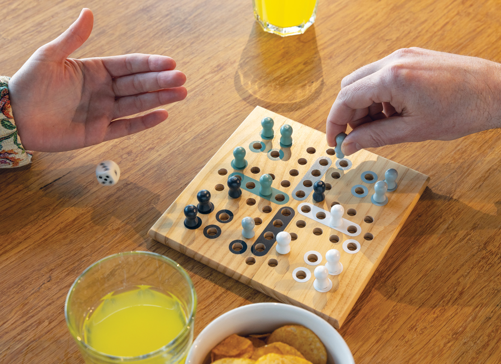 Mensch-zu-Mensch-Duplikat?, Ludo-Board, Holzbrett, Spielsteine, Würfelspiel, einfache Brettspiele, Mensch ärgere dich nicht, Holzbrett, Spielsteine, Würfel, Ludo, Brettspiel, Holzbrett, Spielsteine, Würfel