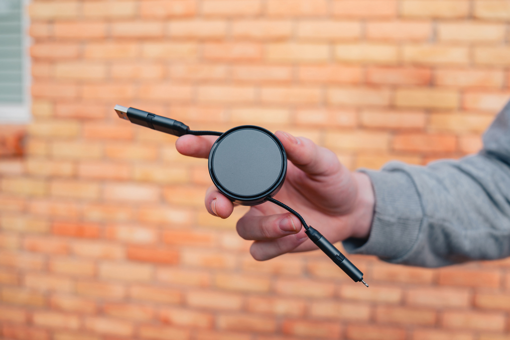 Photographie, Körperteil, Finger, Hand, Person, magnetischer Ladepad, kabelloses Ladepad, USB-C Kabel, gewickeltes Kabel, runder Pad, kabelloses Ladegerät, Ladepad, magnetisch, USB-C, runder Pad