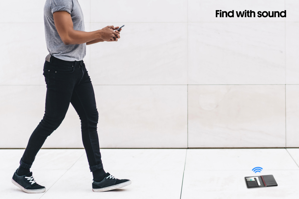 Hosen, Schuh, Jeans, Handy, Telefon,  Jeans,  Schwarze Jeans,  Graues T‑Shirt,  Turnschuhe,  Smartphone-Ladestation, silhouette, person, jeans, sneakers, phone,  jeans,  t-shirt,  sneakers,  wireless charger,  walking