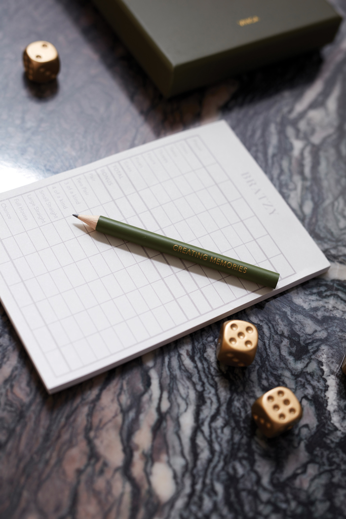 Stift, notizblock, notizblock mit raster, holzstift, papierblatt, würfel?, Notizblock, Kugelschreiber, Spielblock, Grüner Stift, Würfel-Deko, Notizblock, Kalenderblatt, Grüner Bleistift, Schreibset, Würfel-Elemente