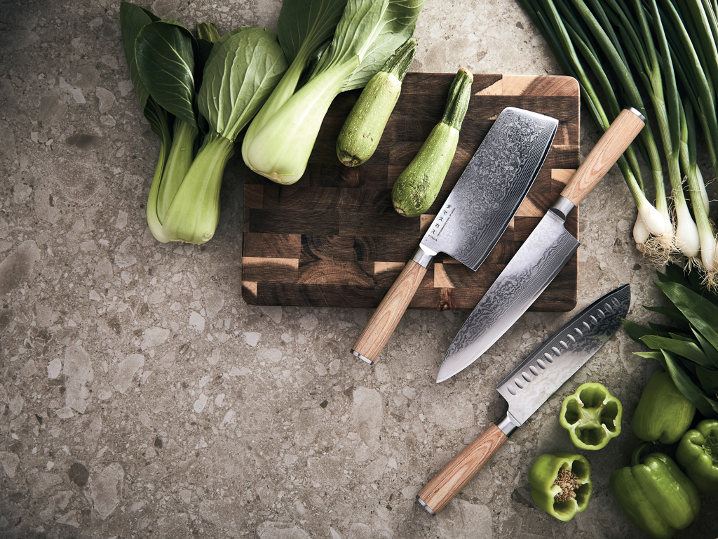 Klinge, Messer, Waffe, Essen, Produzieren, Kochmesser, Kräutermesser, Küchenmesser, Schneidwerkzeug, Schnittgut, Küchenmesser, Kochmesser, Großmesser, Schneidebrett, Grünes Gemüse, Küche, Gemüseschneide, Schneidbrett, Kochmesser, Gemüse