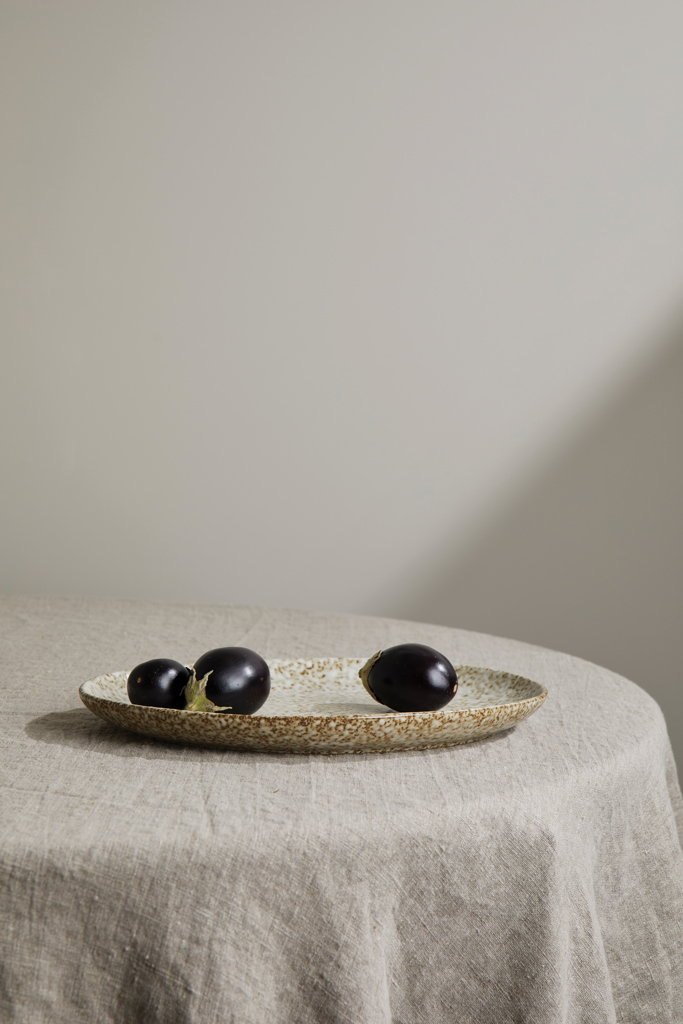 eggplant, plate, keramik, tischdecke, stilleben, aubergine, platte, keramik, dunkelviolett, tischplatte, platte, steinzeug, pflanzen, obst, aubergine