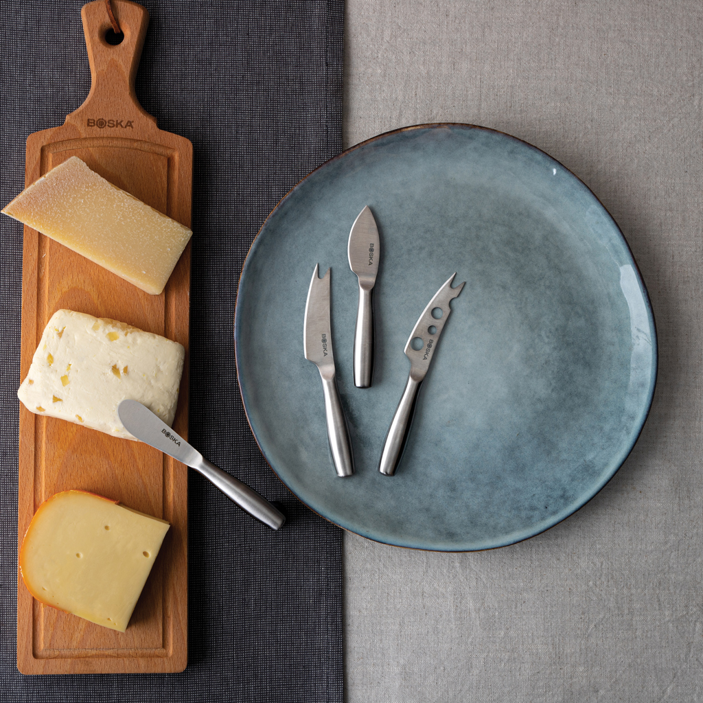 queso, tabla de queso, corte de queso, cubiertos, juego de utensilios, Käsesort, Käseplatte, Käseschneider, Servierplatte, Tischdekoration, käse, käsebrett, parmigiano, käsemesser, plattenkäseset