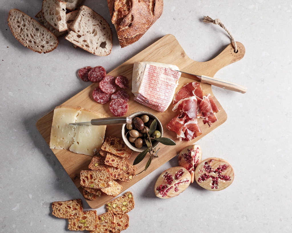 Brot, Essen, Fleisch, Schwein, Käseplatte, Brotscheiben, Wurstaufschnitt, Oliven, Traubenplättchen, käseplatte, brot, auflage, fruchtige kornsnacks, oliven, schinken, salami, brotknabbereien,  Käseplatte,  Brot,  Schinken,  Oliven,  Traubenkerne