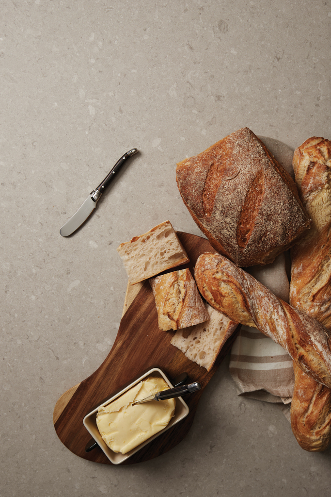 Brot, Brotlaib, Brotstücke, Butter, Brotaufstrich, Brot, Brotlaib, Butter, Brotaufstrich, Buttered Brotaufstrich, brot, brotlaib, butter, butterdose, brotbrett