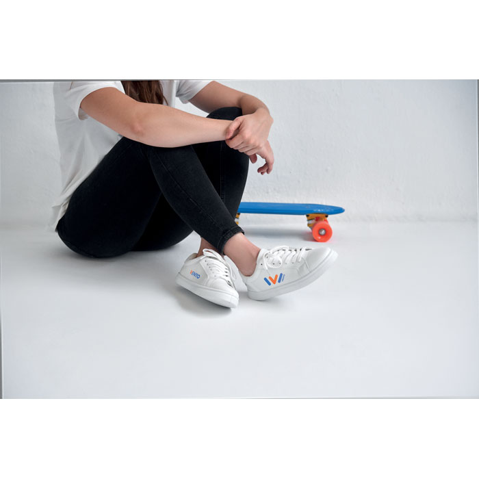Skateboard, Sneakers, Weiße Sneaker, Canvas-Sneaker, Freizeitschuhe, Sneaker, Weiße Sneaker, Canvas-Schuhe, Knöchelhoch?, Schuhe binden, Sneaker, Weiße Sneaker, Low-Top, Casualschuh, Schuh-Detail: Logo