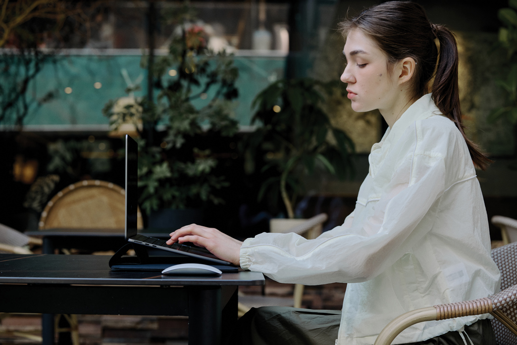 Laptop, Notebook, Wireless mouse, Outdoor cafe, White shirt, Laptop, Keyboard, Mouse, Weißes Hemd, Outdoor-C cafe, Laptop, Hautcolor: hell, weiße Bluse, Arbeitsplatz, Outdoor