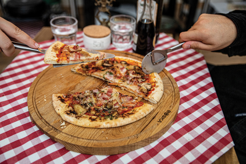 Pizza, Pizza-Scheibe, Pizza mit Pilzen, Holzplatte, rote kariertischdecke, Pizza, Pizza Slice, Pizza mit Speck, Holzbrett, Rotes kariertes Tischtuch, pizza, pizza slice, holzbrett, belag, karierter tischdecke