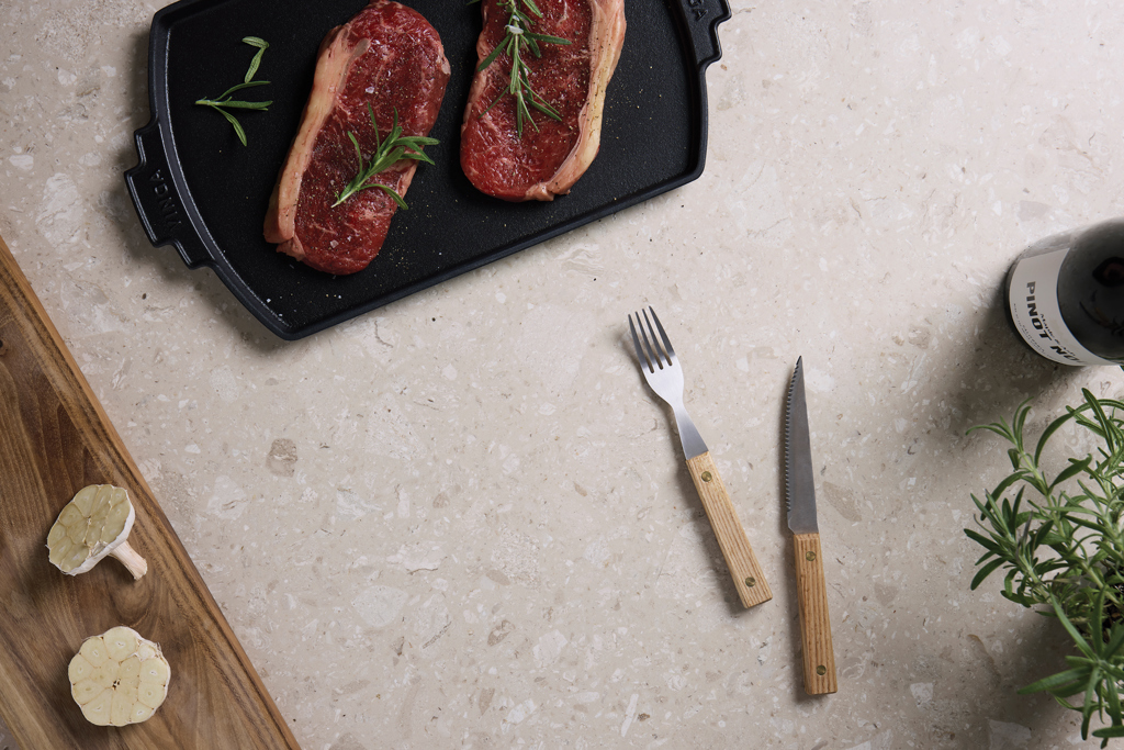 Rindfleisch, Steak, Rosmarin, Gusseisenpfanne, Knoblauch, Rindersteak, Pfanne, Rosmarin, Gabel, Messer, steak, roast, Rosmarin, Gusseisen, Besteck