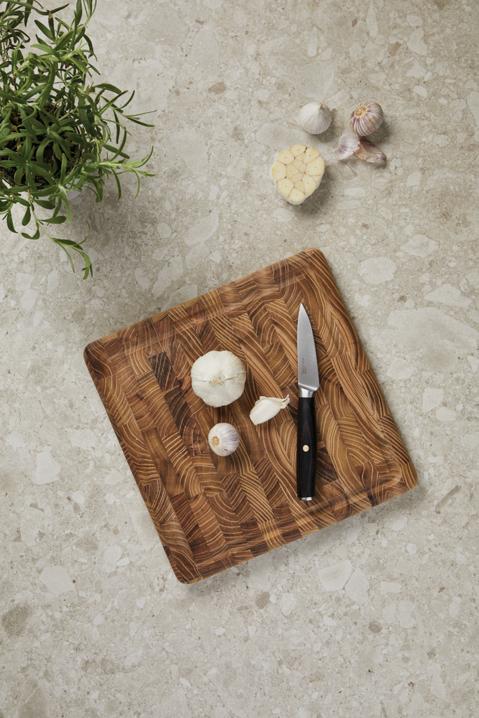 Küchenmesser, Messer auf Schneidebrett, Knoblauch, Holz-Schneidebrett, Steinplatte, holzbrett, küche, klinge, knoblauch, pflanze, kitchen knife, cleaver, cutting board, garlic, stone countertop