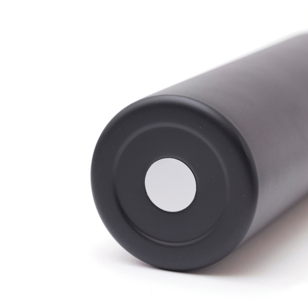 Zylinder, Griff, Zylinder, Schwarz, metallen Punkt, kreisförmiges Ende, Mahlwerk, Zylindrisch, dunkel, Metall, Unterseite Knopf, Stift, Kunststoff, dunkelgrau, runder Boden, Kappe mit Schutzdeckel