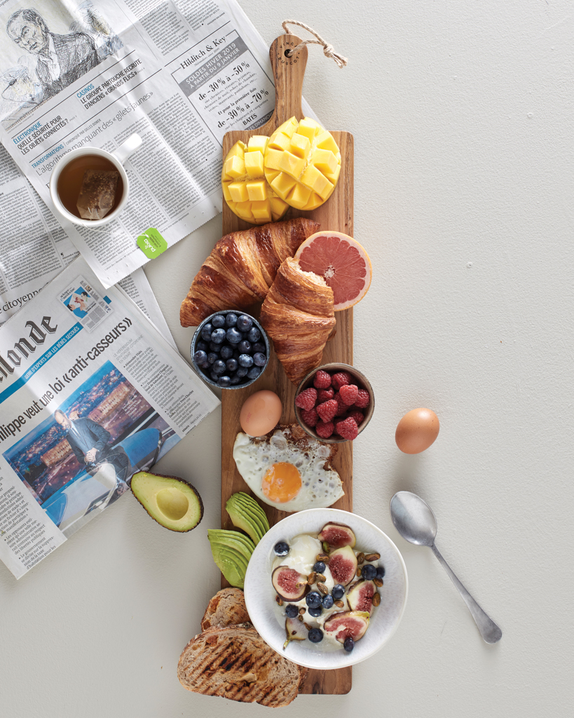 Brunch, Essen, Ei, Löffel, Person, frühstück, boarder, müsli?, leckereien, frucht, Frühstücksbrett, Müsli, Frucht, Croissant, Avocado, Frühstückszutaten, Propheten, Croissant, Obstplatte, Joghurt mit Beeren, frühstück, board, lebensmittel, früchte, eier