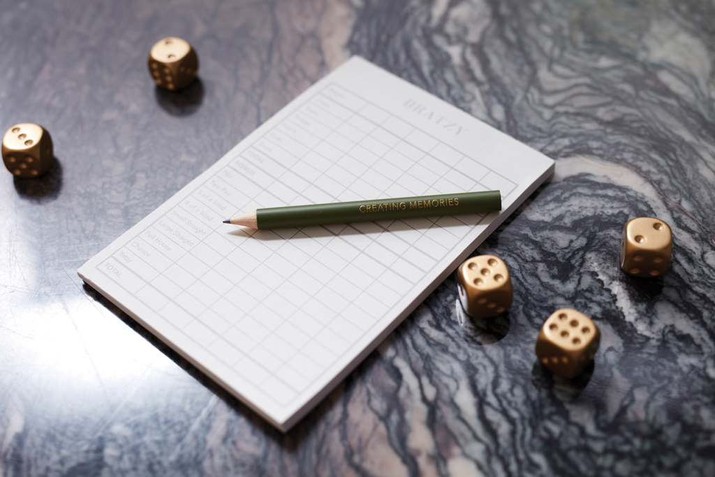 Stift, notizblock, bleistift, grüner bleistift, schreiben, würfel, notebook, Bleistift, kariertes Notizbuch, Würfel, Schreibset, nota, notebook, pencil, greens, dice, notizblock, notizbuch, papier, bleistift, würfelspiele