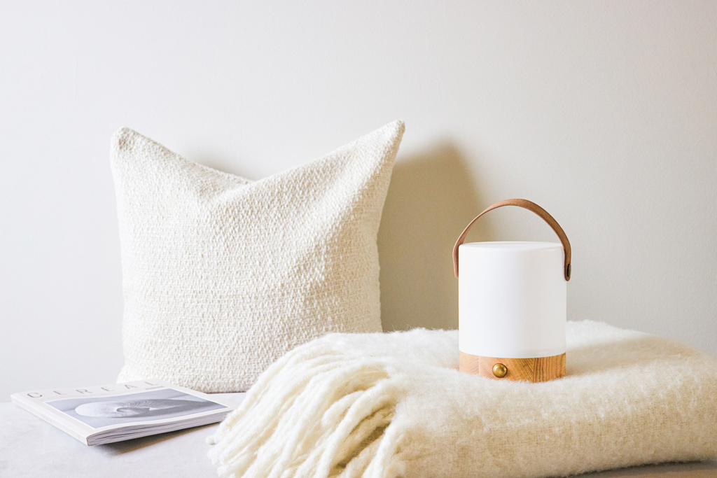 kissen, kissenbezug, decke, lampe, kerze, Kissen, Lampe, Decke, Handgriff?, Holzfuß?, kissen, textilien, deko, decken, lampen?