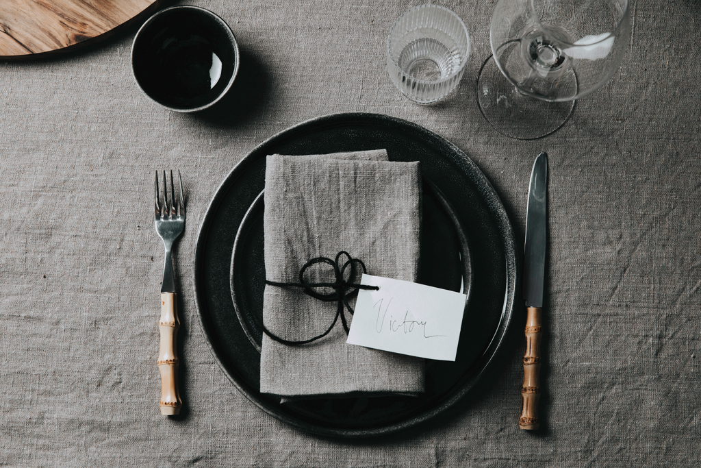 Serviette, Essen, Präsentation des Essens, Tischdecke, Gedeck, Metallplatte, Besteck, Tag, tischdeko, plattenservice, serviette, geometrischer schmuck, hallo, Tellerbesteck, Teller, Gedeck, Servietten, Namekarte