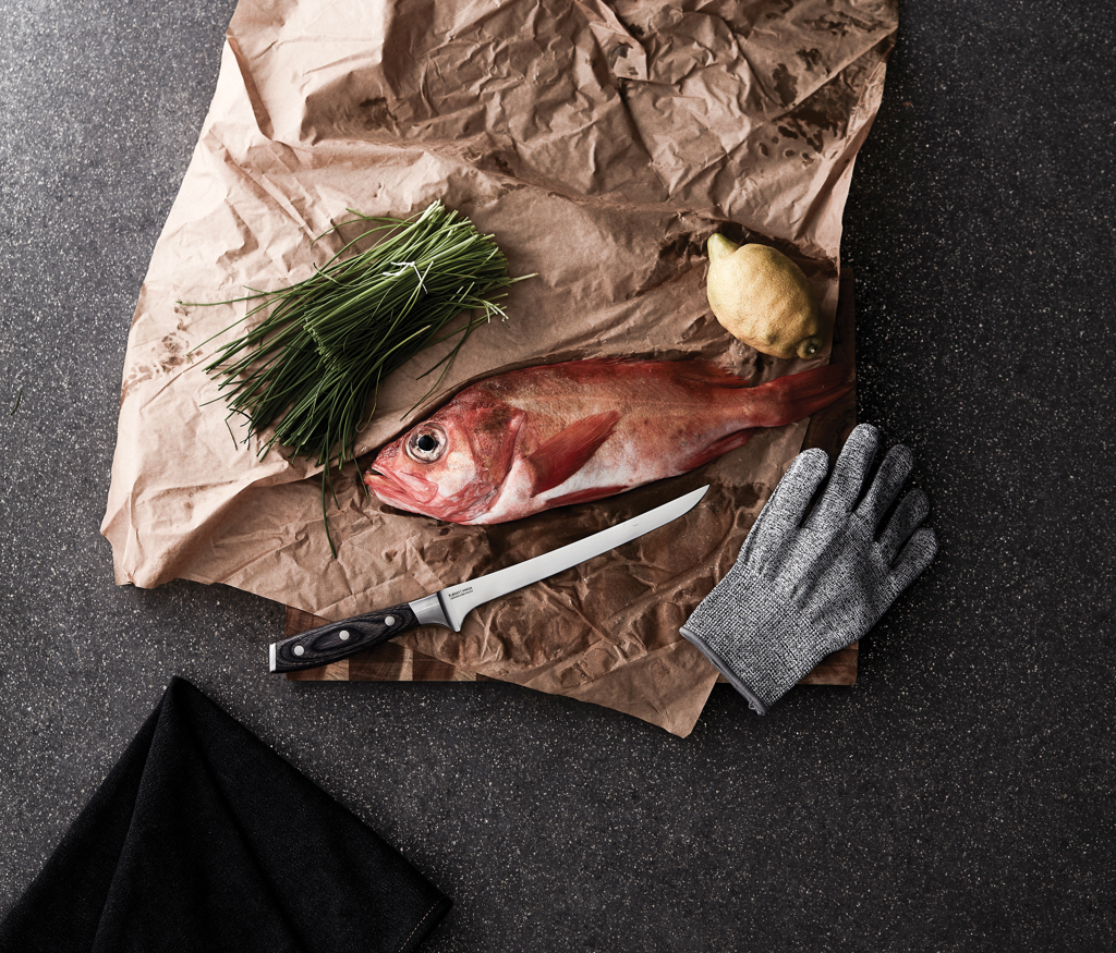 Handschuh, Fische, Messer, Essen, Präsentation des Essens, Fisch, Rotfisch, Trockenware, Kräuter, Schutzausrüstung, Fisch, ganzer Fisch, roter Fisch, Küchenmesser, Handschuhe, Fisch, Rotfisch, Hackfleisch, Küchenwerkzeug, Gehäuse?
