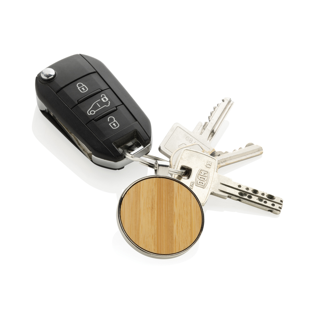 Schlüssel, Schlüsselanhänger, Autoschlüssel, Keyring, Rundholz, Autozubehör, Schlüsselanhänger, Auto-Schlüssel, Kunststoff-Schlüsselanhänger, Runder Holz-Iden, Schlüsselbund, Schlüsselanhänger, Autokarabiner, Schloss, Holzoberfläche, Schluesselset