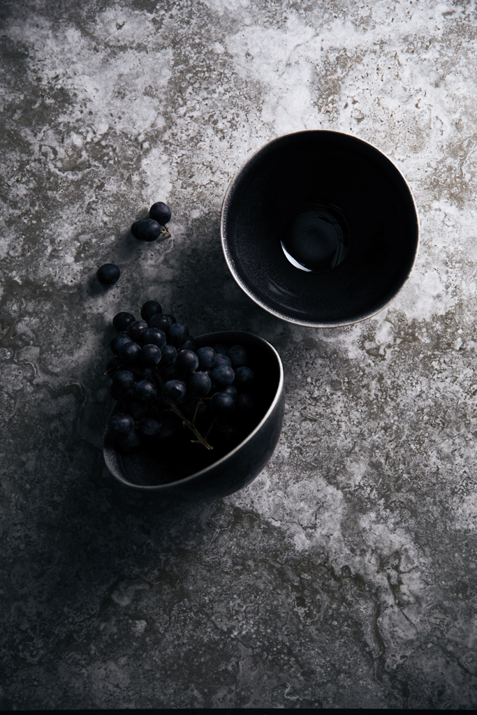 Obst, Produzieren, Beere, Blaubeere, Trauben, trauben, weintrauben, beeren, schale, gefäß, trauben, trauben bunch, schwarze schale, steinoberfläche, beeren, trauben, weinbeeren, schale, schwarze schale, traubenantipasti