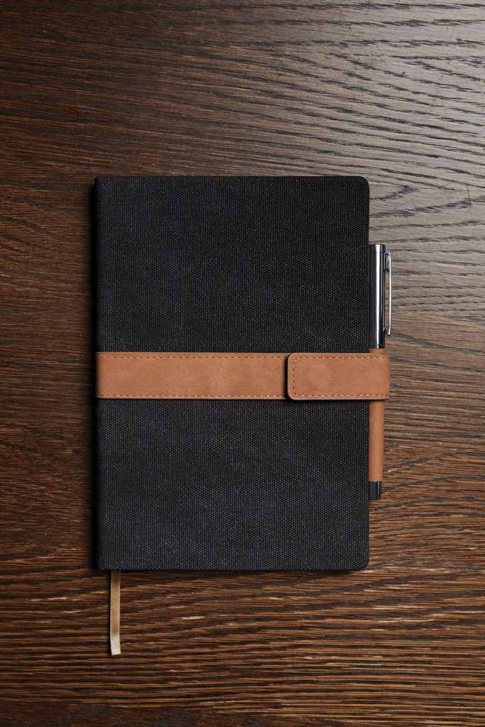 Notizbuch, Lederband, Schwarz, Gürteltasche, Stifthalter, Notizbuch, Lederband, Schwarz, Gepolsterte Hülle, Stiftehalter, Notizbuch, Journal, Schwarz, Gewebeband, braune Schnalle