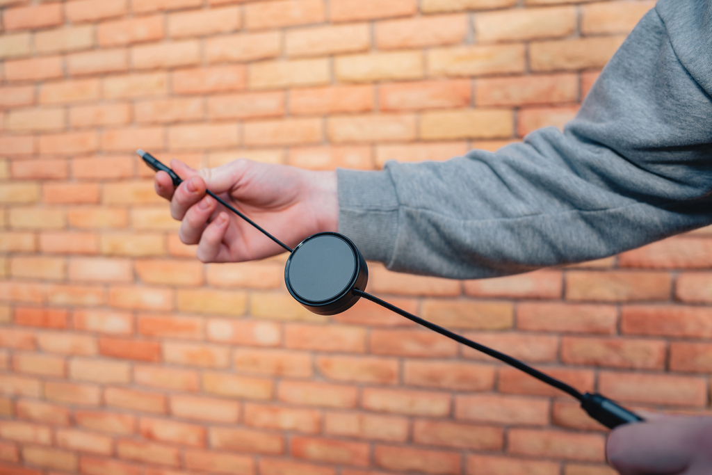 Backstein, Innenarchitektur, Person, Gesicht, Kopf, Magnetischer Ladepad, Kabelloses Ladegerät, Kreisrückseite, USB-C Anschluss, Handgriff, Headset, Ohrhörer, Kabel, runde, Grau, Kabel, Lautsprecherhalter, Rundes Modul, Magnetischer Adapter, Grau