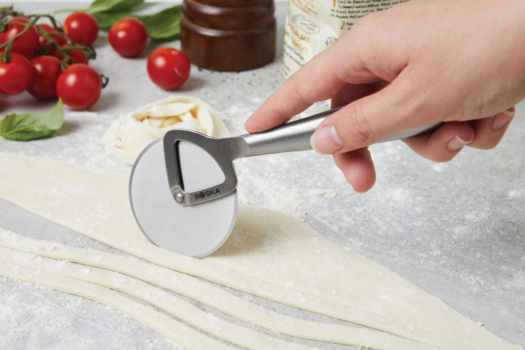 Pizzaschneider, Rote Kirschtomaten, Nudelrolle, Küchengerät, Edelstahl, pasta cutter, impression wheel, kitchen tool, stainless steel, pasta dough, Pasta cutter, Nudelrolle, Rundklinge, Küche, Pasta-Designer