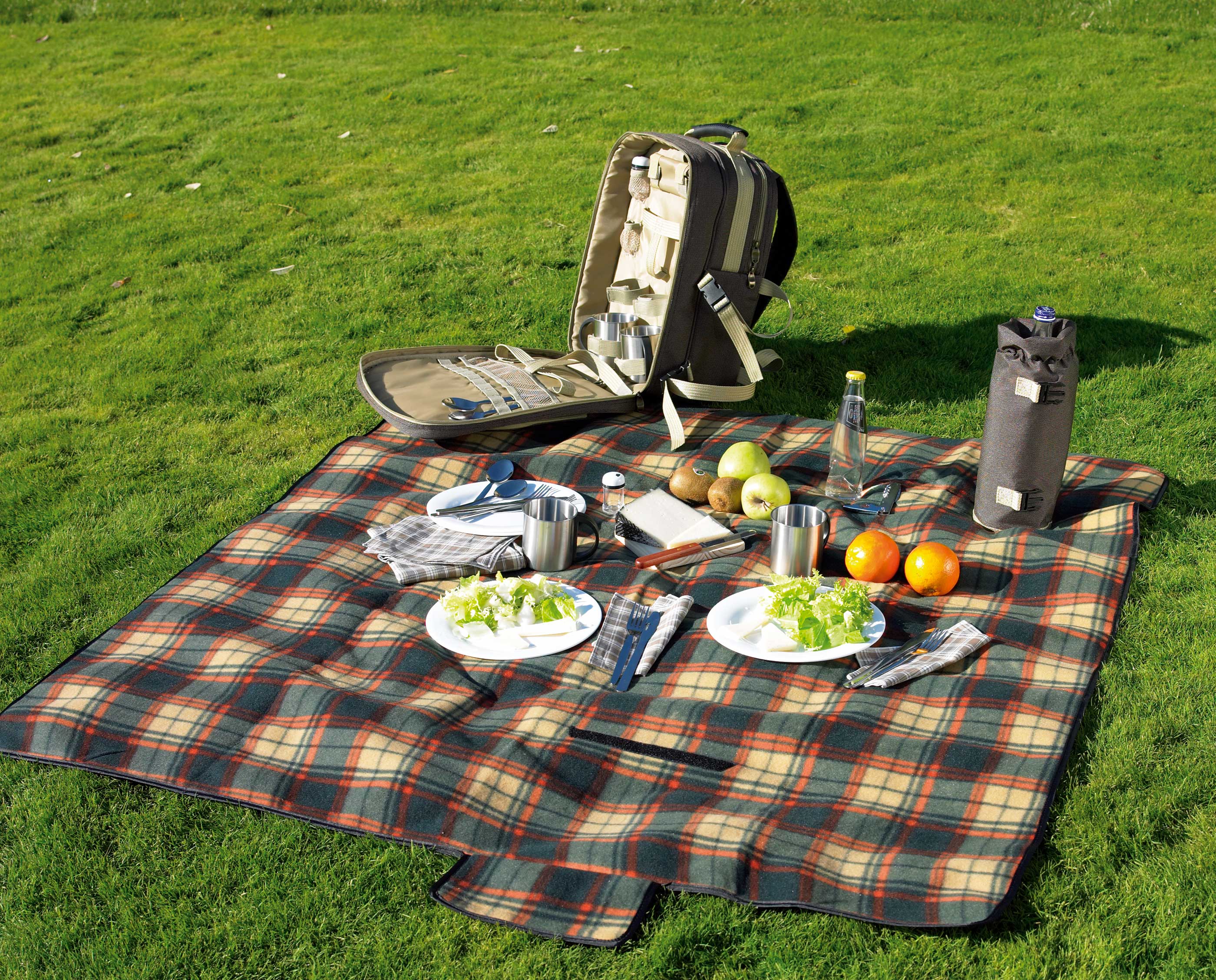 Picknickdecke, Thermos/Messer_Set, Lunch-Setup, Obst, Rucksack, Picknickdecke, Rucksack, Besteckset, Teller, Obst, Picknick, Picknickdecke, Kühlbox, Stofftasche, Gläser, Picnic, Rucksack, Decke, Wasserflasche, Essen