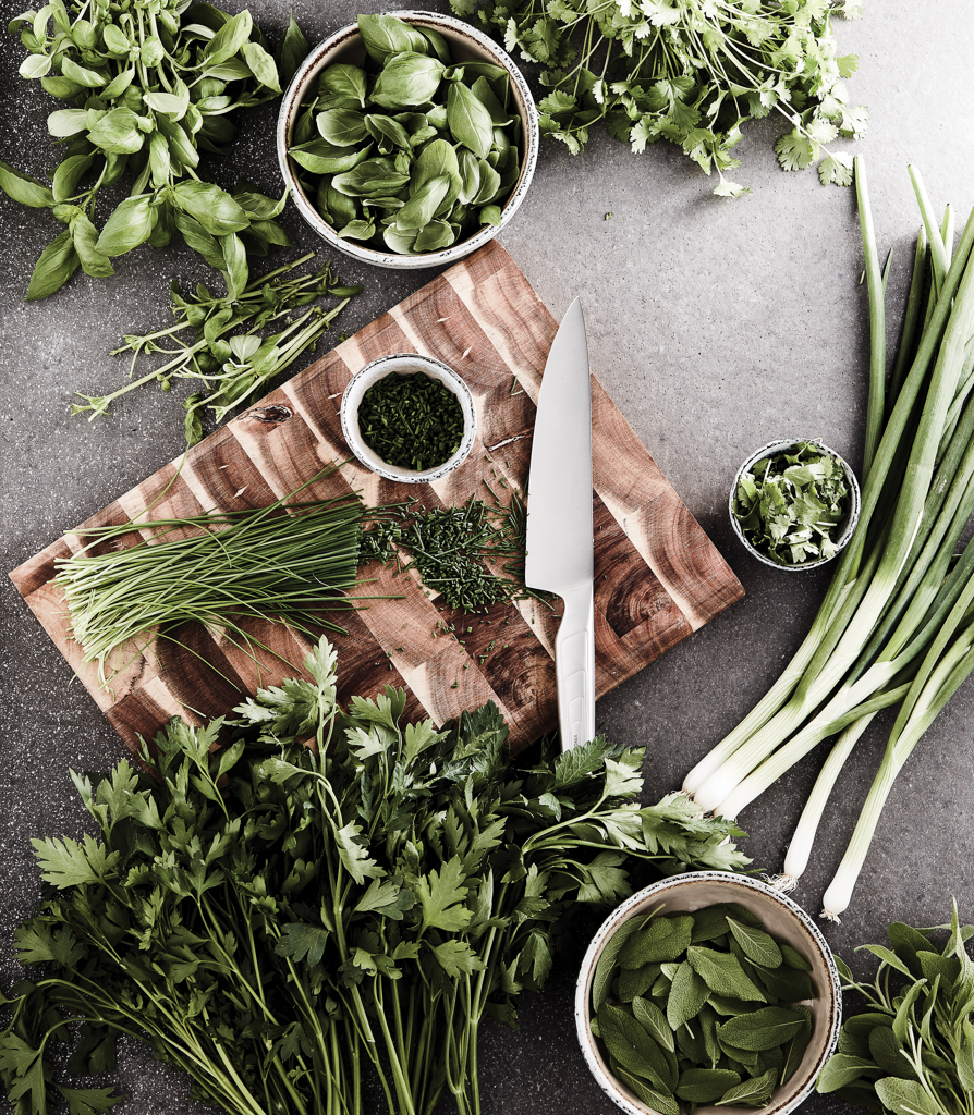 Pflanze, Essen, Klinge, Messer, Waffe, kräuter, gemüse, kochzutaten, küchenmesser, schnittbrett, Kräuter, Kochkräuter, Gemüse, Schneidebrett, Küchenmesser, Kräuter, Gemüse, Küche, Kräutergarten, Schneidebrett