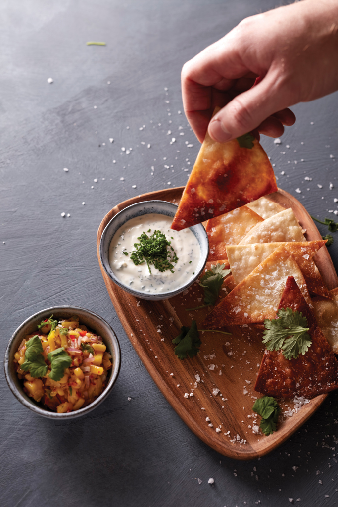 Essen, Präsentation des Essens, Tortilla-Chips, Salsa, Dipp-Sauce, Koriander, Kleine Platte, Tortilla-Chips, Salsa, Dip, Koriander, Holzplatte, tortilla chips, soße, dip, koriander, tortilla chips with salsa