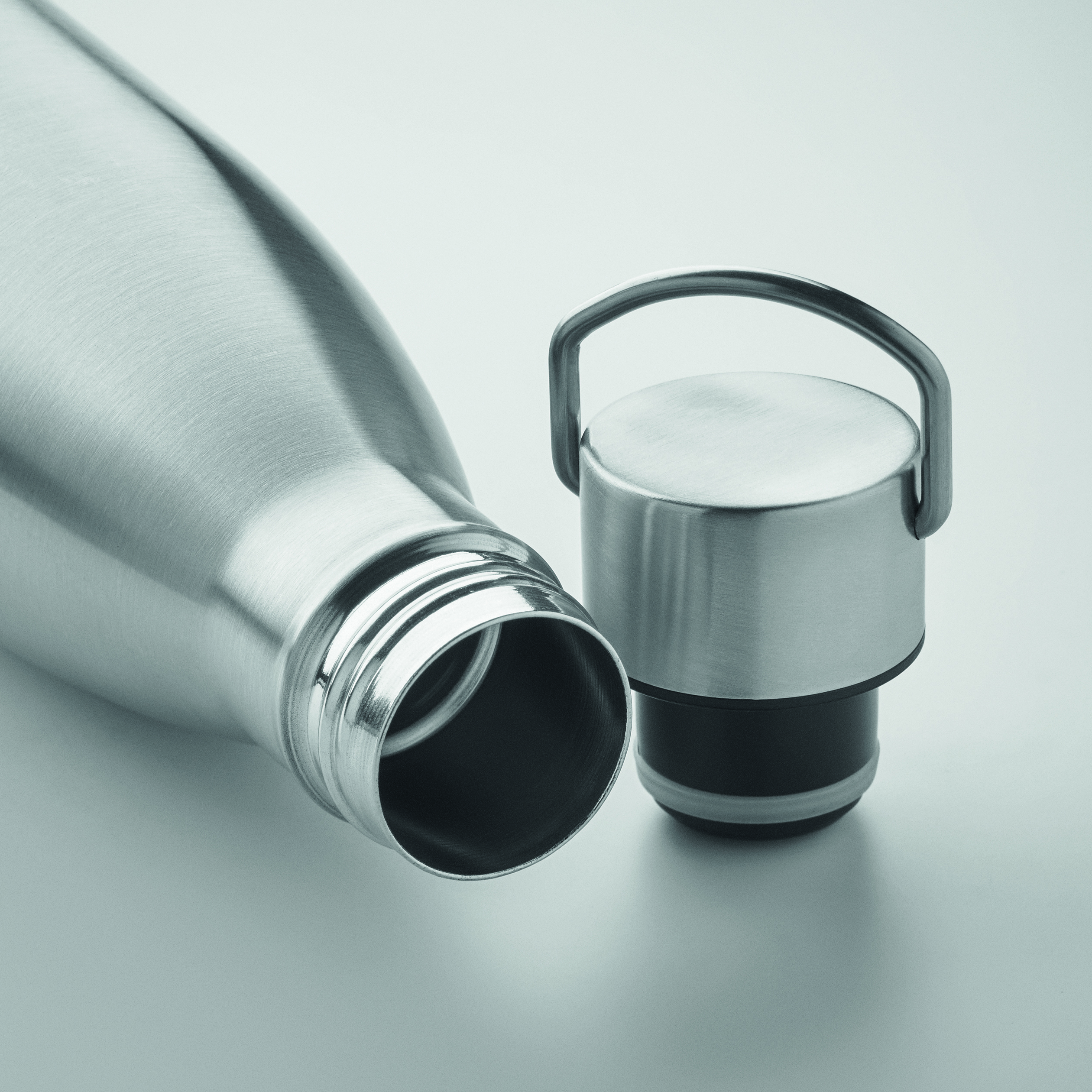 stainless steel bottle, water bottle, metallic cap, twist top, reusable bottle, Trinkflasche, Stahl, Aluminium, Schraubverschluss, Milchglasoptik, Thermosflasche, Stahl, Trinkflasche, Schwarz, Dichtungsring
