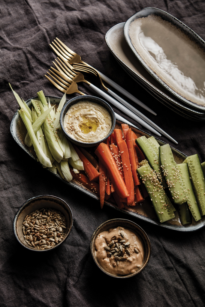 Essen, Präsentation des Essens, Mahlzeit, Besteck, Gericht, Gemüsesticks, Hummus, Sesam, Dip, Schale, Gemüsesticks, Karotten, Sellerie, Hummus, Dips, gemüseplatte, rohkost, gemüse-sticks, hummus, sauce, Gemüsesticks, Karotte, Gurke, Saucen, Sesamen