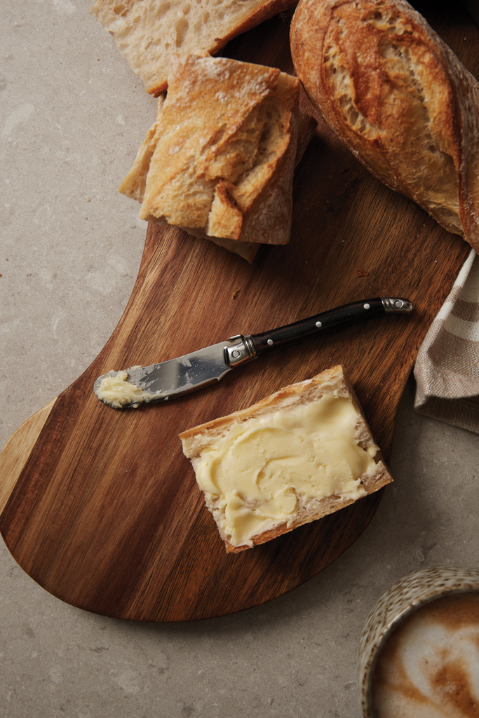 Brot, Brotlaib, Butter, Käsebutter, Brotzeit, Brot, Butter, Käsebutter, Brotlaib, Brotaufstrich, Brot, Butter, Käsebutter, Brotaufstrich, Holzbrett