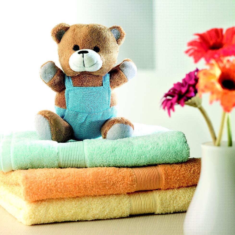 Plüschfigur, Teddy, Stofftier, Deko, Babyzubehör, teddy bear, Plushie, blaue Latzhose, Handtücher, Blumen, Spielzeugteddy, Stoffteddy, Teddy, Kuscheltier, Badetuch-Set, Plush bear, Teddy, Baby toy, Overalls, Towels