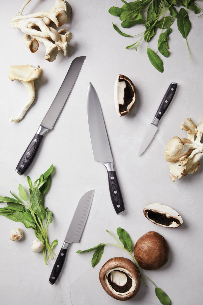 Klinge, Messer, Waffe, Besteck, Küchenmesser, Chefmesser, Pilze, Kräuter, Kochwerkzeug, kitchen knife, chef knife, stainless steel, black handle, herbs, Küchenmesser, Chefmesser, Schälmesser, Champignon, Kräuter