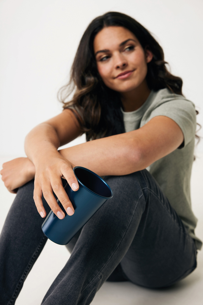 Becher, Tasse, blaues Becher, Trinkbecher, Zubehör, Becher, Trinkbecher, Blauer Becher, Tassenform?, Moderne Becher, Kaffeetasse, Becher, Blau, Keramik, Alltag, becher, Becher aus Metall, Tasse, Kaffeebecher, einfarbig