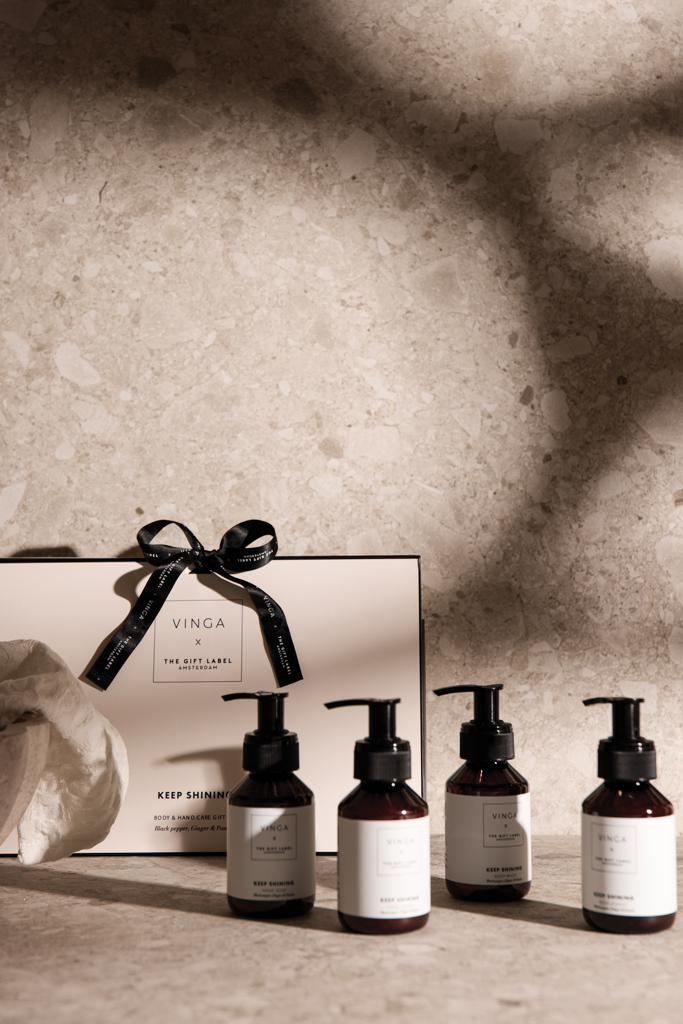 Körperpflege, Handseife, Geschenkset, Pumpenspender, Flaschen, Körperpflege, Handseife, Pumpe-Flasche, Set, Geschenkbox, Körperpflege, Geschenkset, Pumpspender, braune Flaschen, etikettierte Pumpe