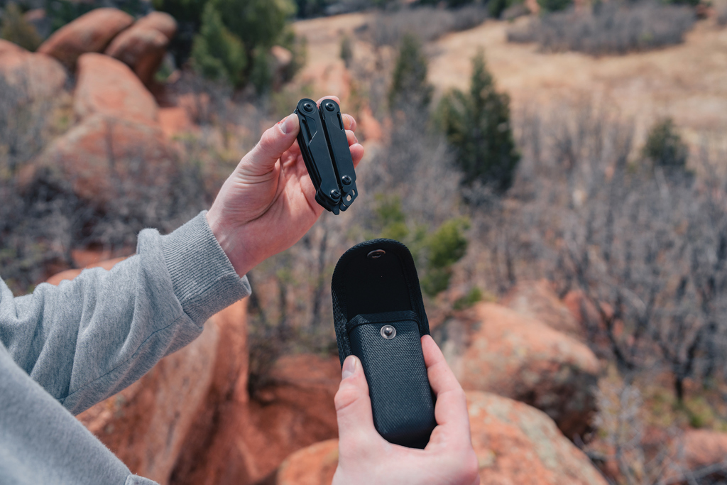 Photographie, Handy, Telefon, Finger, Person, Multitool, Tasche Werkzeug, Schwarz, Faltwerkzeug, Outdoor, Multi-Tool, T pocket knife, Taser?, Black, Outdoor gear, Multitool, Gewürz?, Multitool, Taschenmesser, Schwarz, Hülle, Outdoors