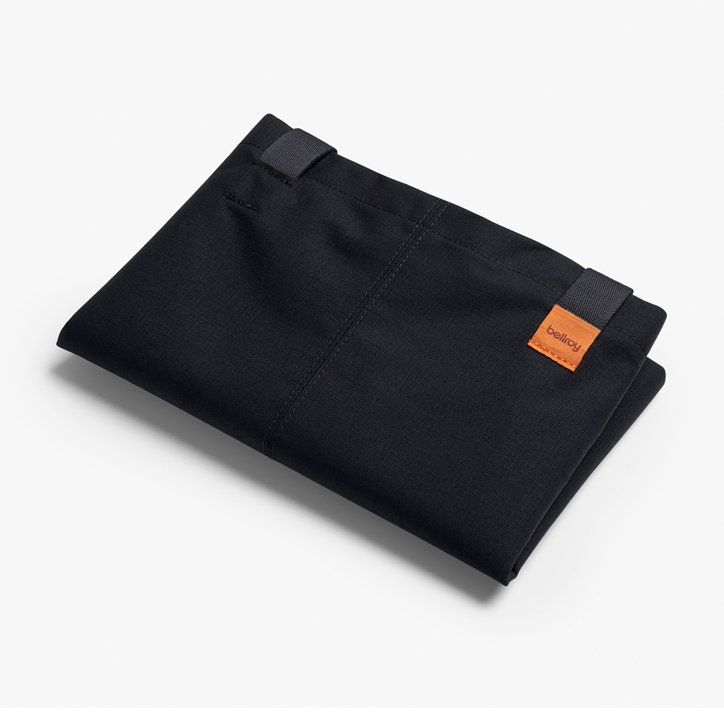 Hose, Schwarz, Stoffhose, Gürtelschlaufen, Orange Logo, Hose, Schwarz, Stoff, Tasche, Oranges Label, khaki, pants, black, twill, folded