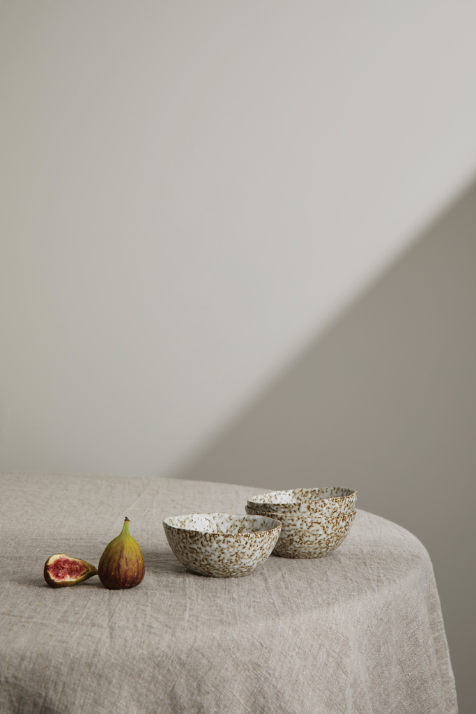 Porzellanschalen, punktierte Glasur, drei Schalen, Feigen, Tischlaken, steinzeugschalen, texturiertes keramikk, gesprenkelte glasur, beige tafelgeschirr, feigen auf dem tisch, Schüssel, Keramik, gestreift, Tafelgeschirr, Feige