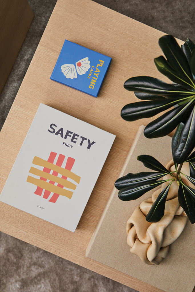 Pflanze, Werbung, Plakat, Text, Sicherheitsbuch, Minimalistisches Dekor, Blatt der Pflanze, Kartenbox, Regalaufbau, Sicherheit, Notizbuch, Pflanze, Verpackung, Schal, Sicherheit, Buch, Schattenbox, Planking, Blätter