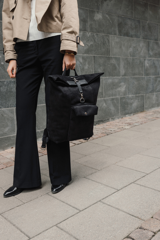 Rucksack, schwarzer Rucksack, Faltklappe, Vordertasche, schwarze Hose, Tasche, Rucksack, Schwarz, Kleidung, Modeaccessoire, Blacker Rucksack, Rucksack, Schultertasche, Trenchcoat, Weite Hose